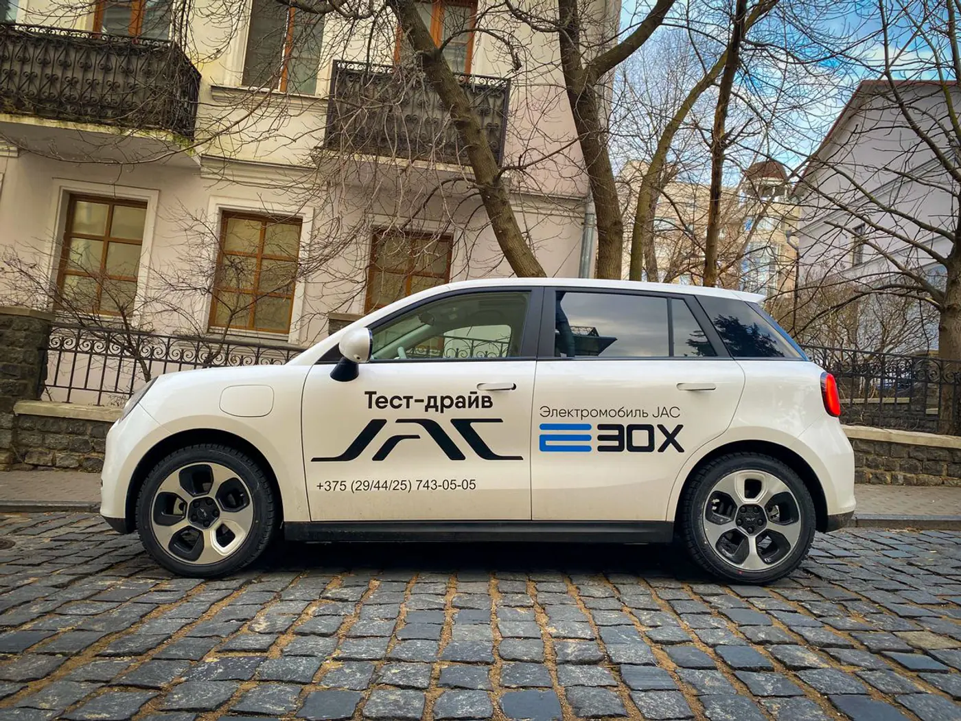 Модно, стильно, молодежно! Тест-драйв электромобиля JAC E30X
