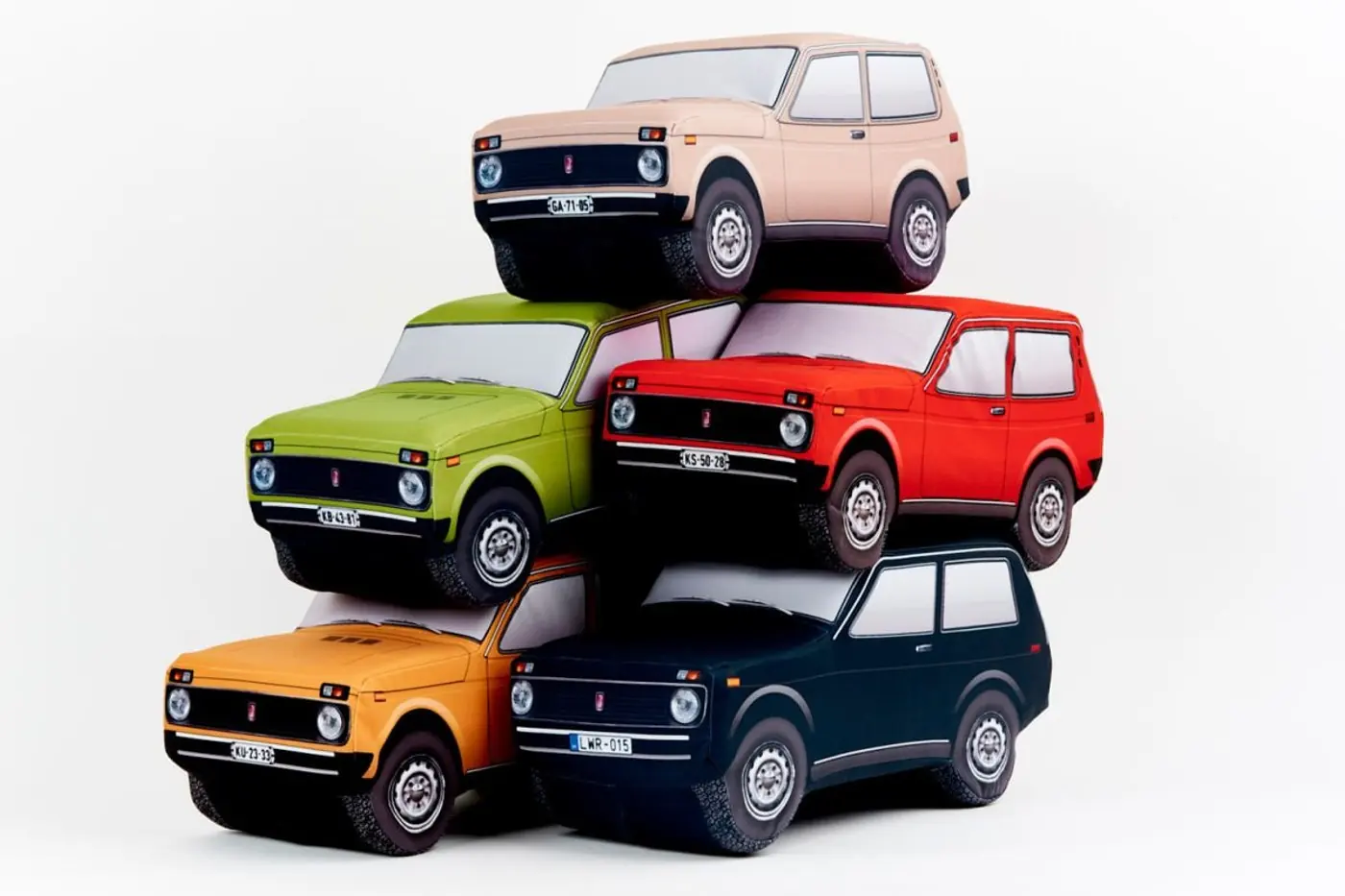 УАЗ 469, «Нива» и LADA VFTS: венгерские мастера делают 3D-подушки с популярными моделями