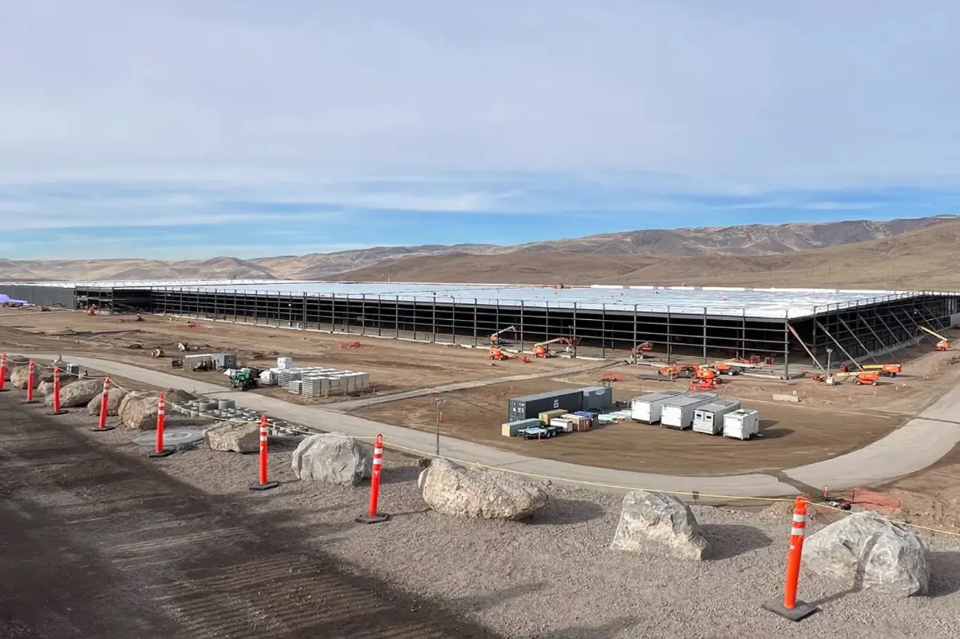 Завод Tesla по выпуску грузовиков Semi начнет производство в 2025 году