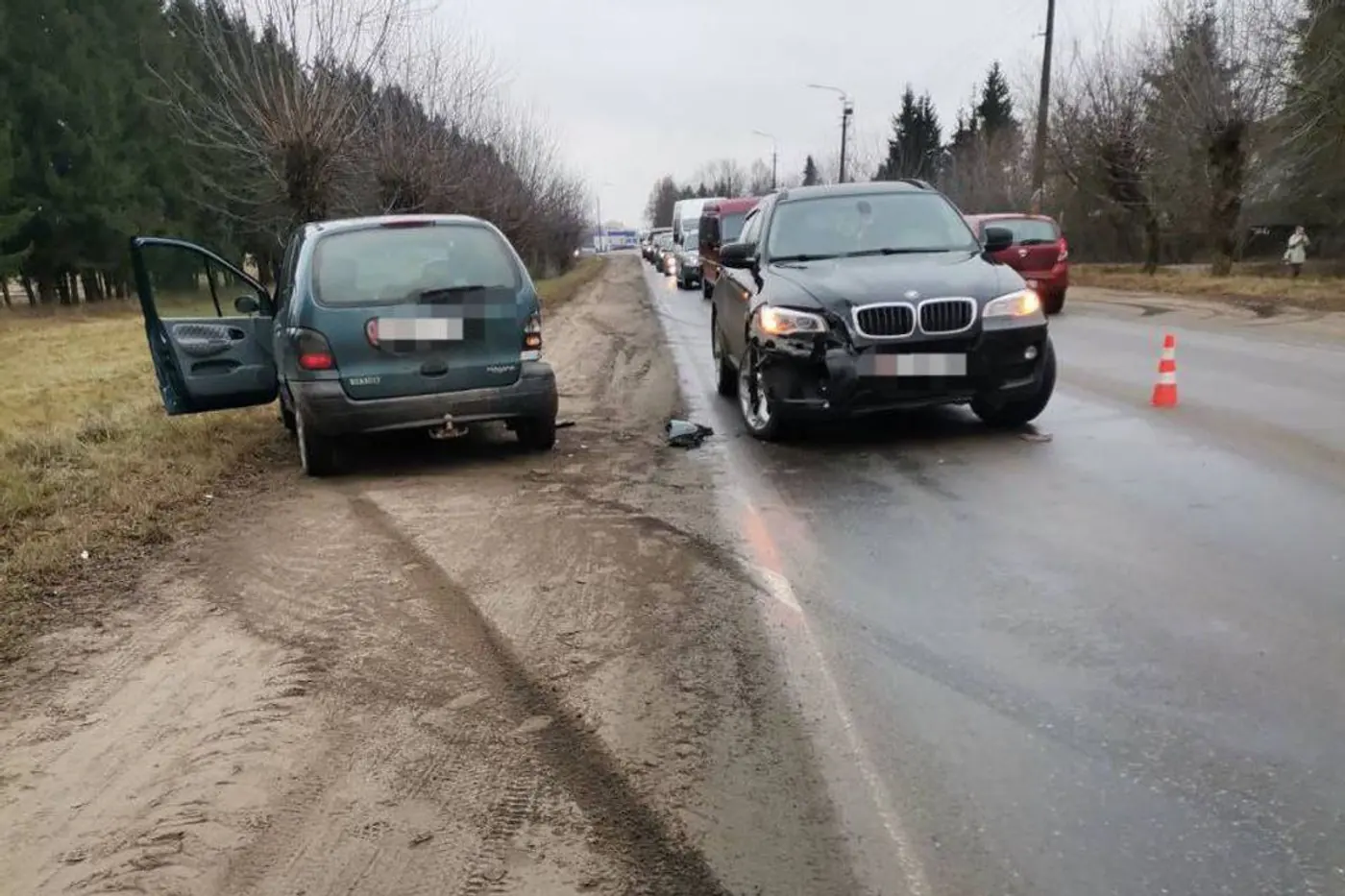 Renault сбил подростка на переходе и врезался во встречный BMW