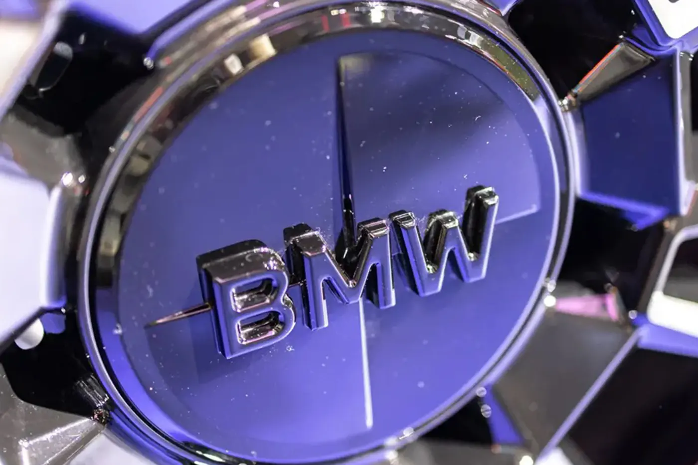 BMW представила инновационный метод переработки аккумуляторов электрокаров