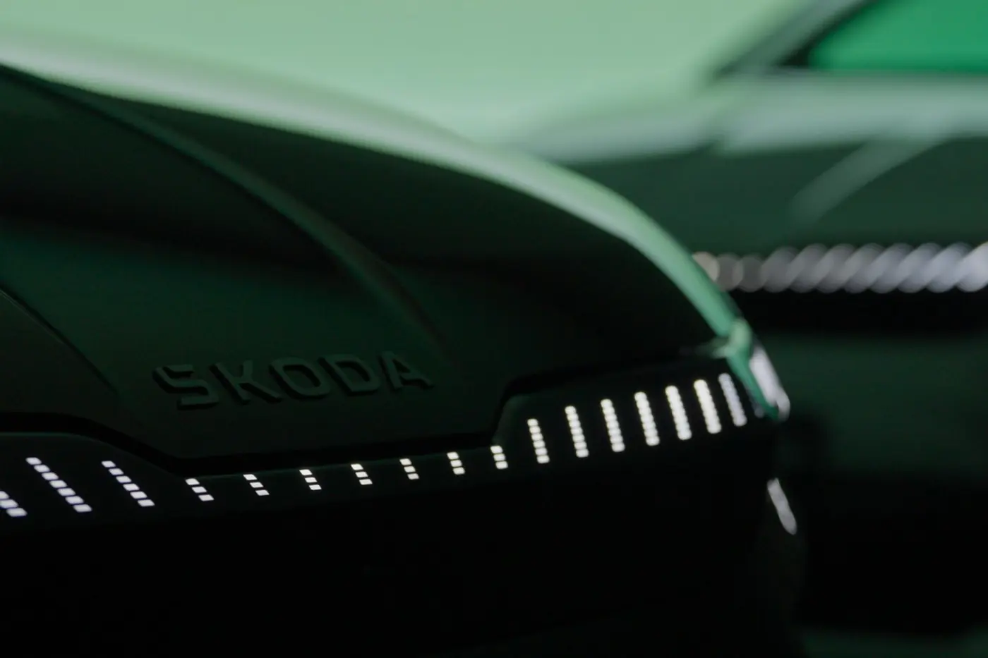 Обновленный паркетник Skoda Enyaq показался на новых тизерах