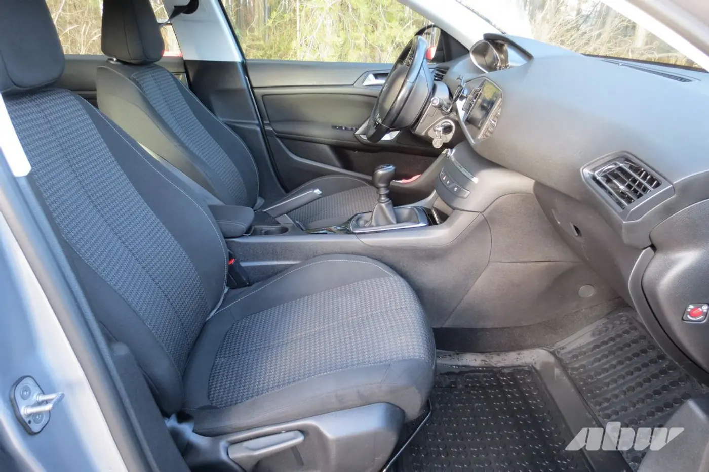 Peugeot_308_передние сиденья