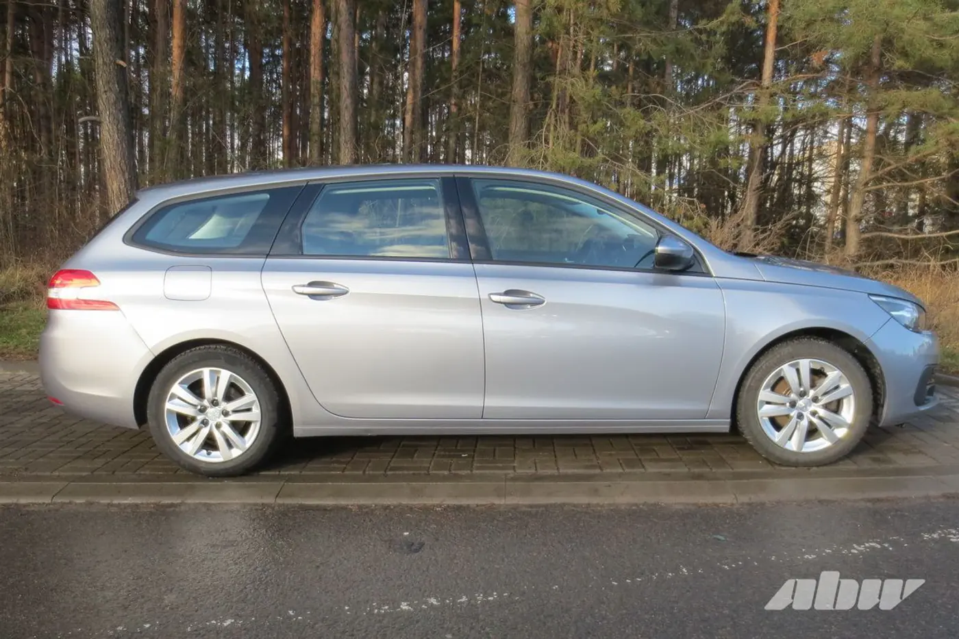 «Через 300 тысяч лезь под капот и меняй мотор»: мнение владельца Peugeot 308