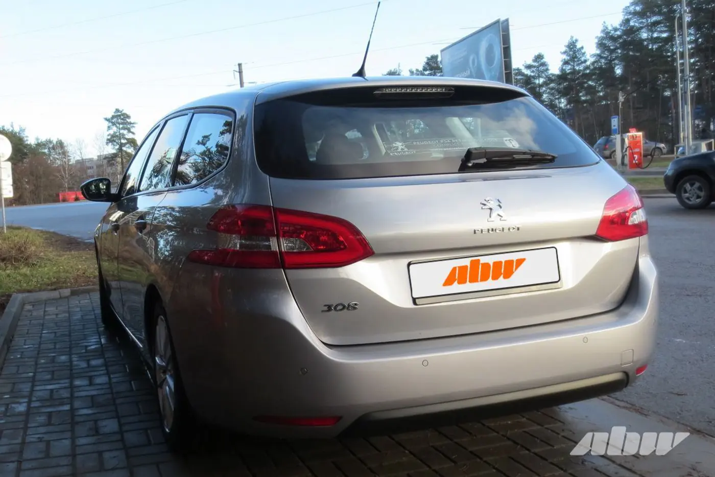 Peugeot_308_сзади_слева