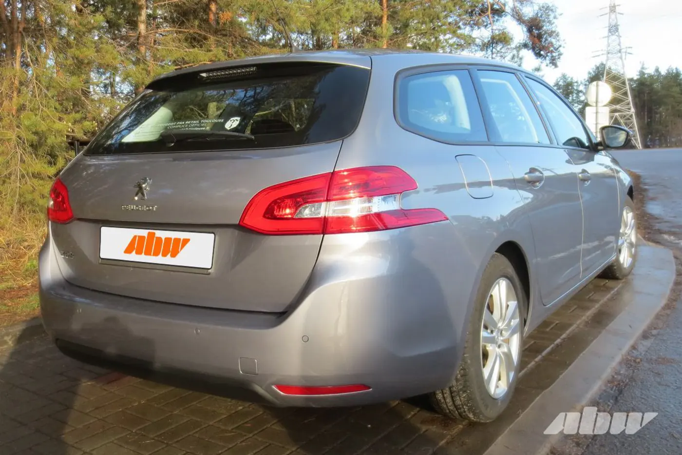 Peugeot_308_сзади_справа