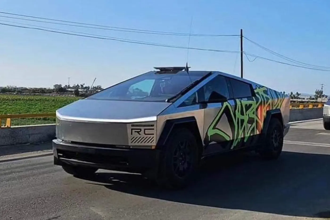 Еще одно применение Tesla Cybertruck: на базе авто созданы мобильные центры спасения