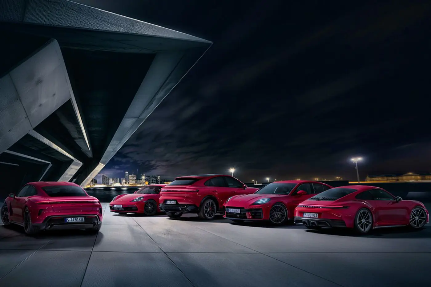 Продажи электромобиля Porsche Taycan упали в два раза