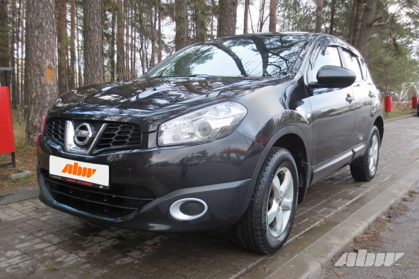 Nissan_Qashqai_спереди_слева