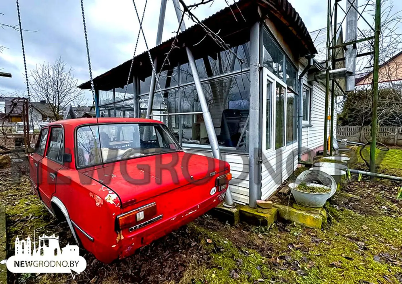 Качели из кузова «Жигулей» сделал житель Гродно