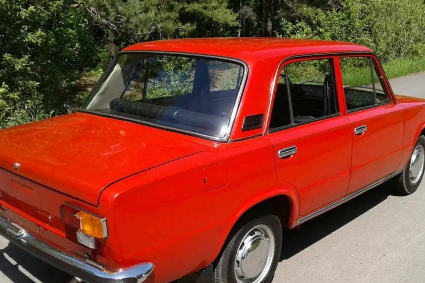 Качели из кузова «Жигулей» сделал житель Гродно