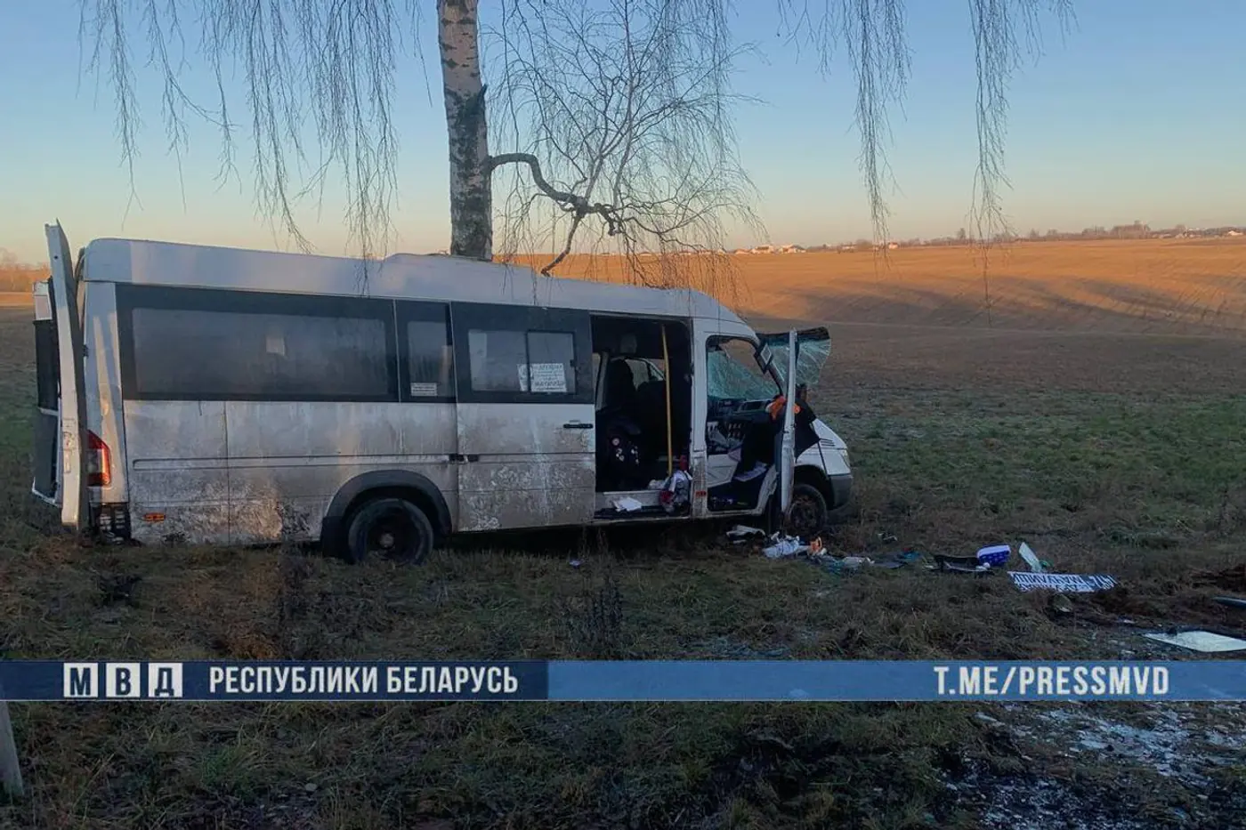 Под Минском перевернулась маршрутка с пассажирами