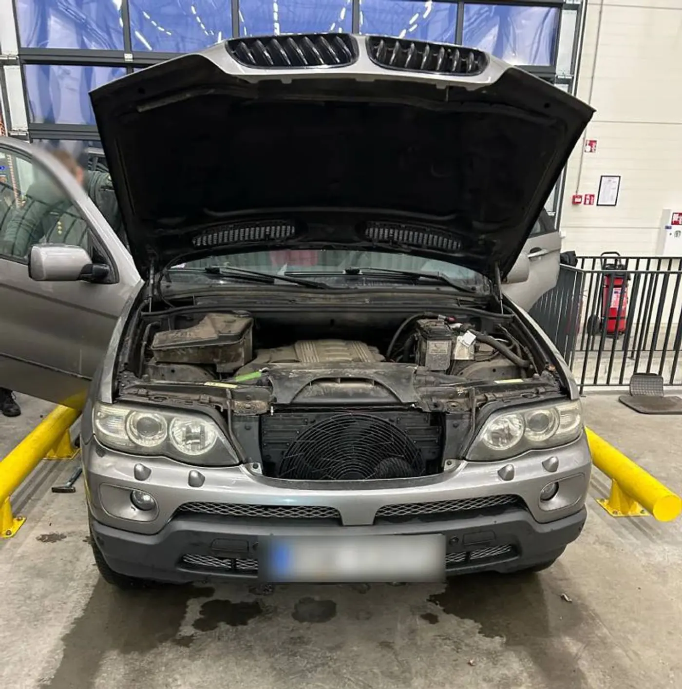 За контрабанду на границе изъяли BMW X5, BMW X6 и Mercedes-Benz