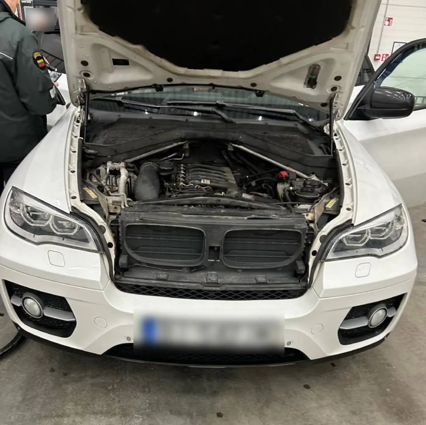 За контрабанду на границе изъяли BMW X5, BMW X6 и Mercedes-Benz