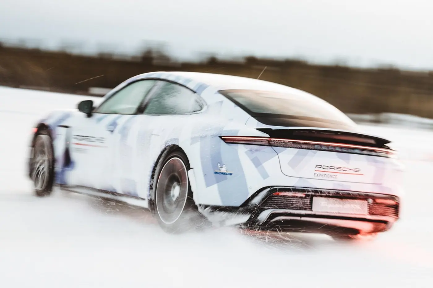 Дрифт-машина: рекорд Porsche Taycan в управляемом заносе на льду