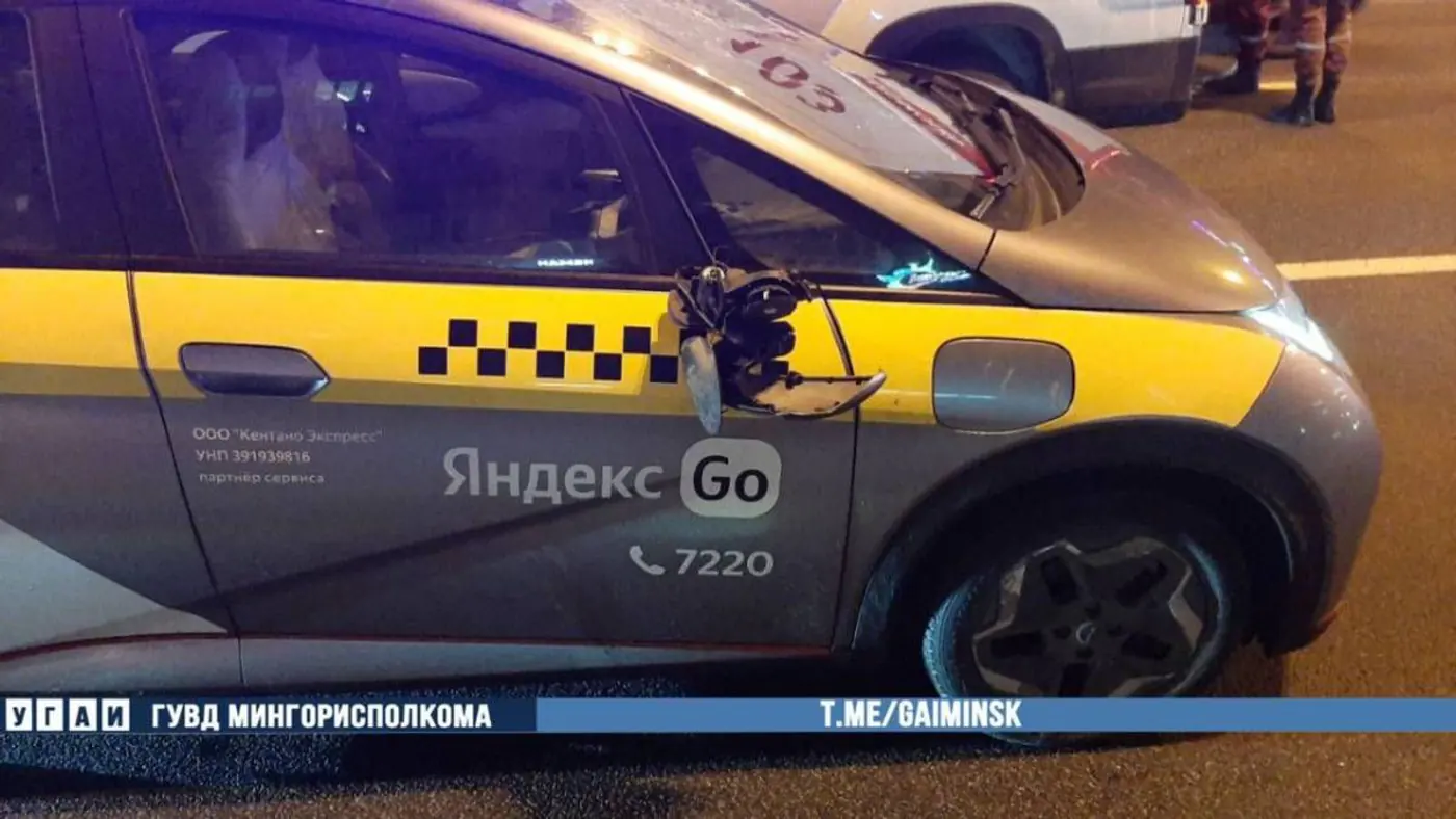 Жесткий наезд в Минске: шедшего на красный пешехода сбил автомобиль такси
