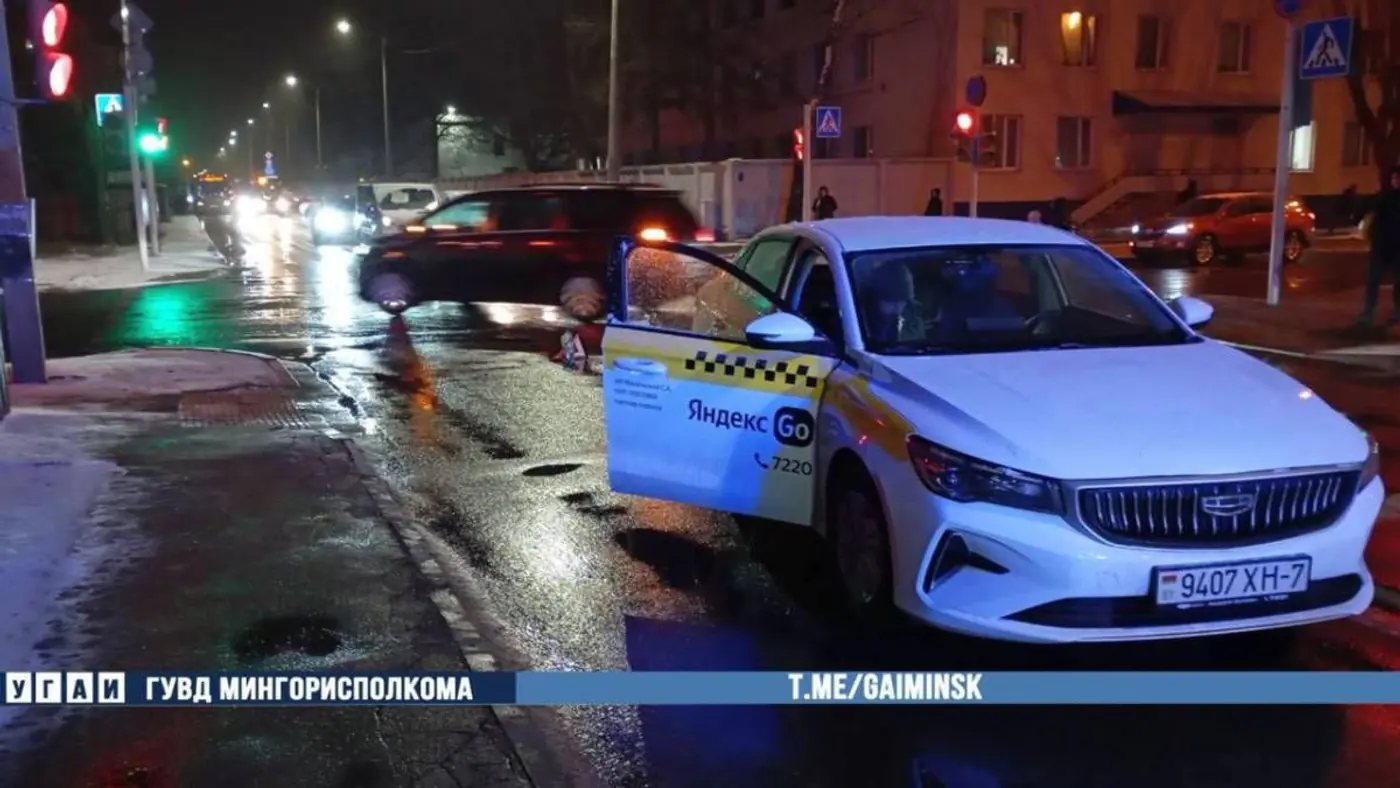 Жесткий наезд в Минске: шедшего на красный пешехода сбил автомобиль такси
