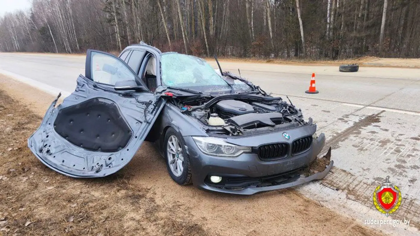 Смертельная авария на Р23: BMW разбился об отбойник после столкновения с грузовиком