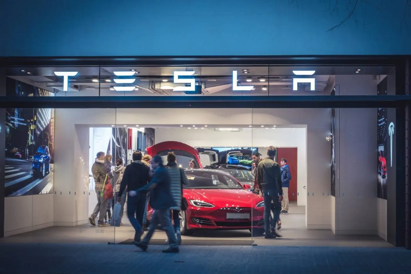Tesla в Вильнюсе: открывается первый в странах Балтии салон