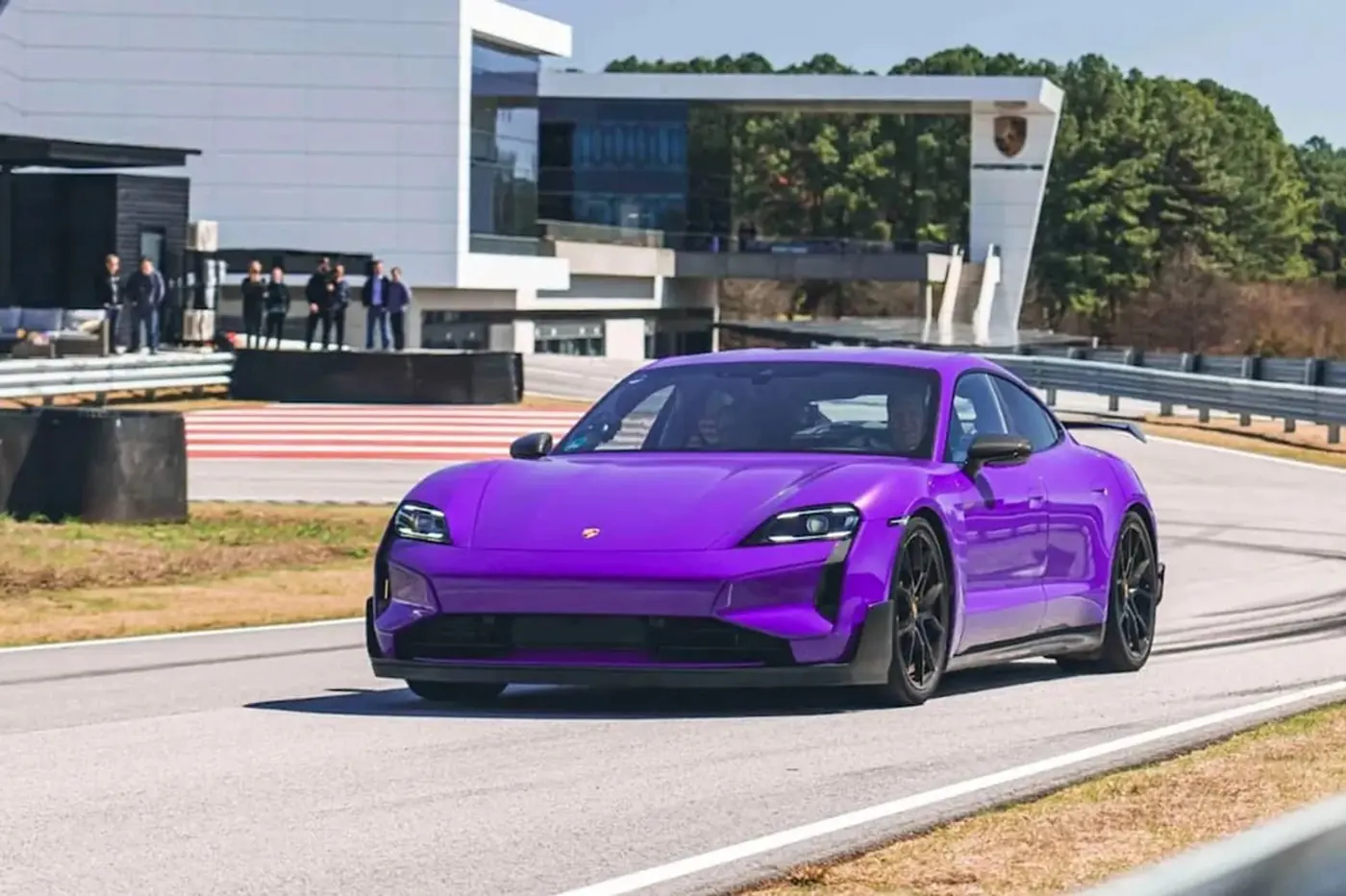 Porsche сократит почти 2000 рабочих мест в Германии из-за низких продаж электрокаров