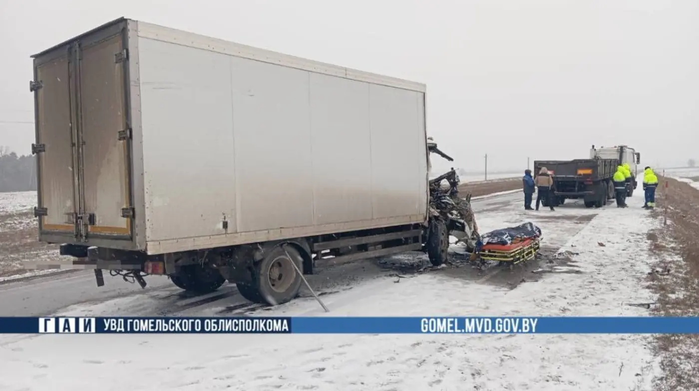 Смертельная авария на трассе: грузовик при обгоне врезался в МАЗ