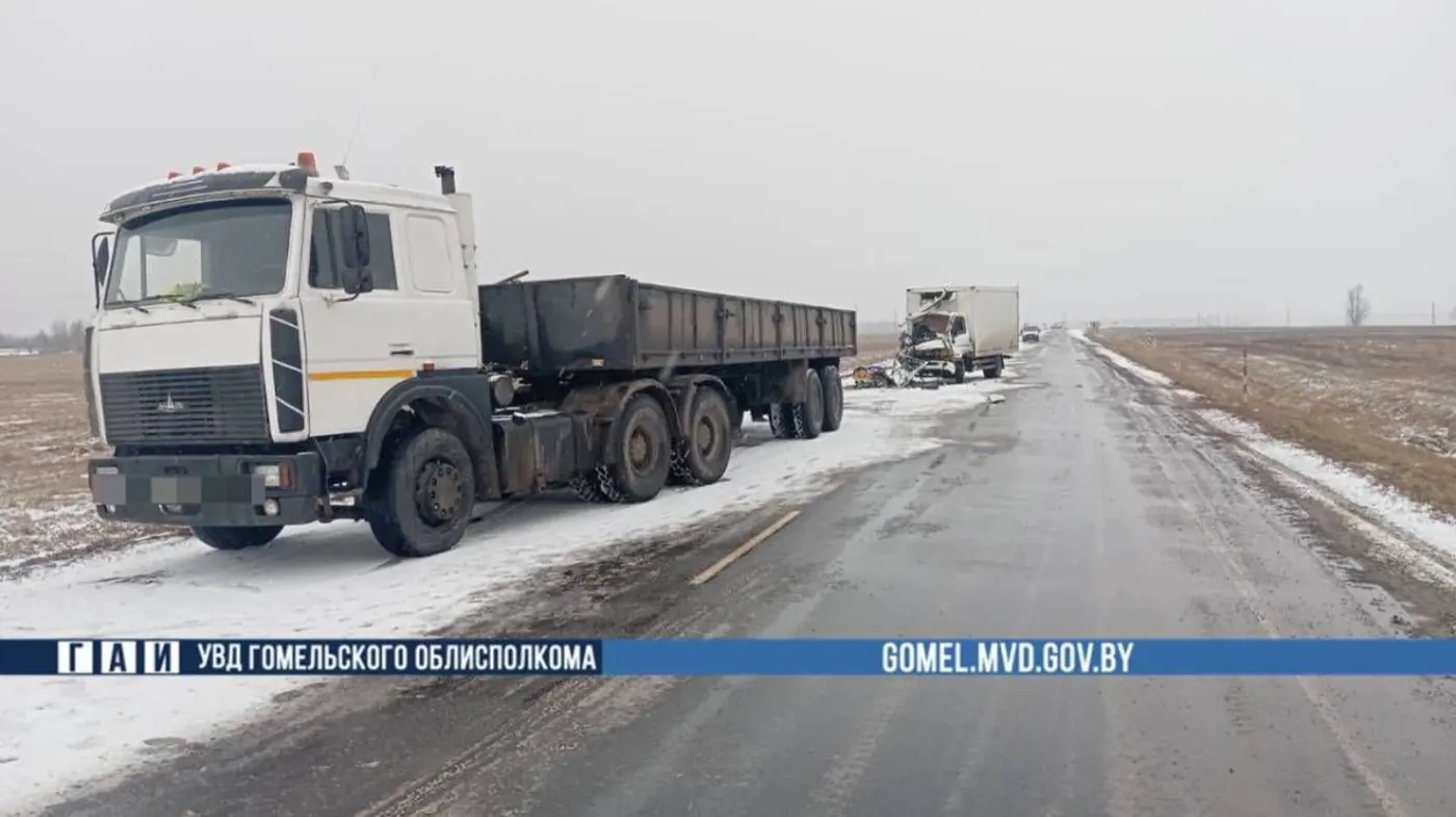 Смертельная авария на трассе: грузовик при обгоне врезался в МАЗ