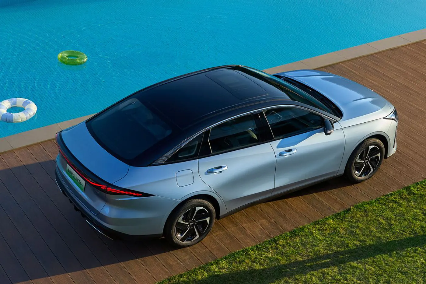 Geely начала продажи двух обновленных моделей семейства Galaxy