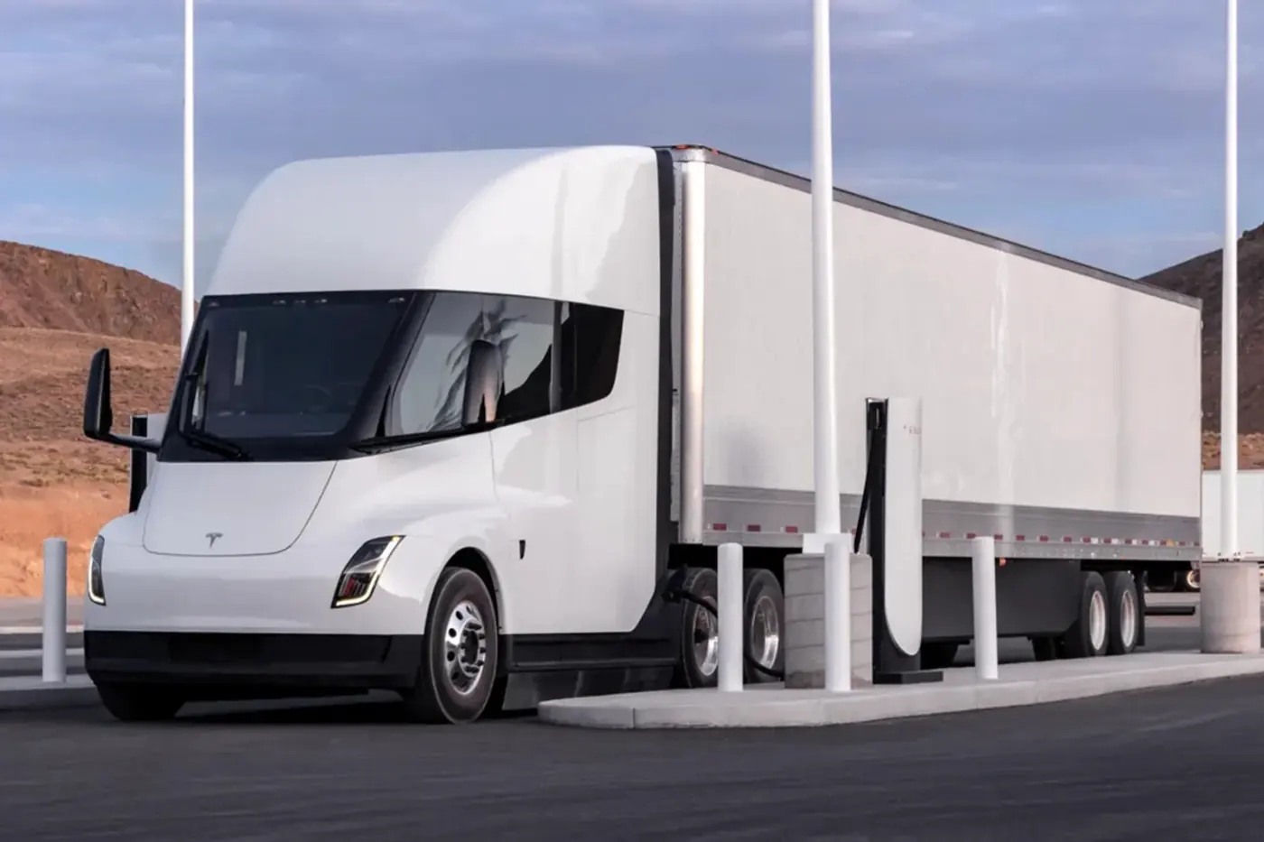 Tesla построит первую «общественную» зарядную станцию для грузовиков Semi