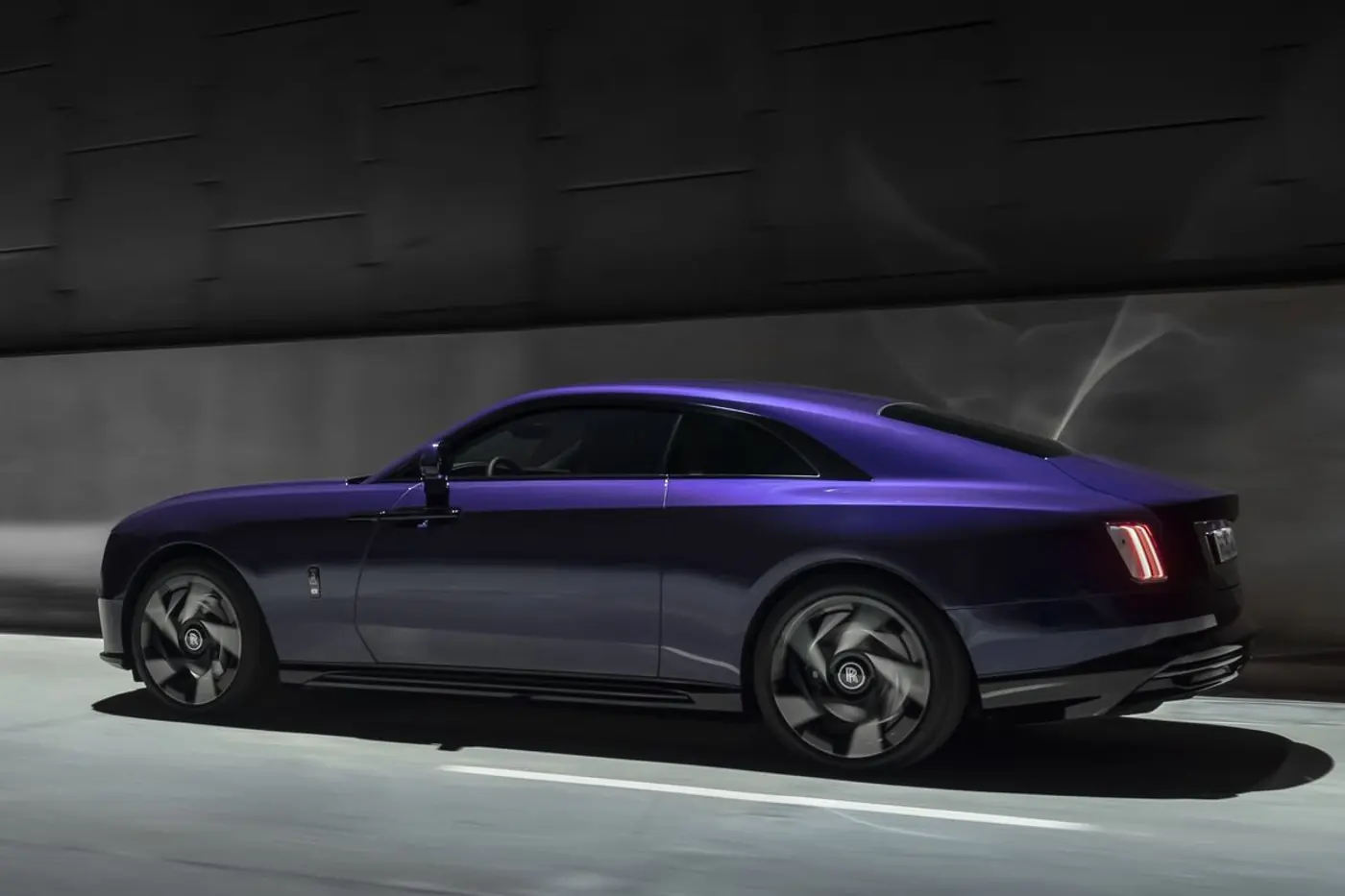 Купе Black Badge Spectre – самый мощный Rolls-Royce в истории