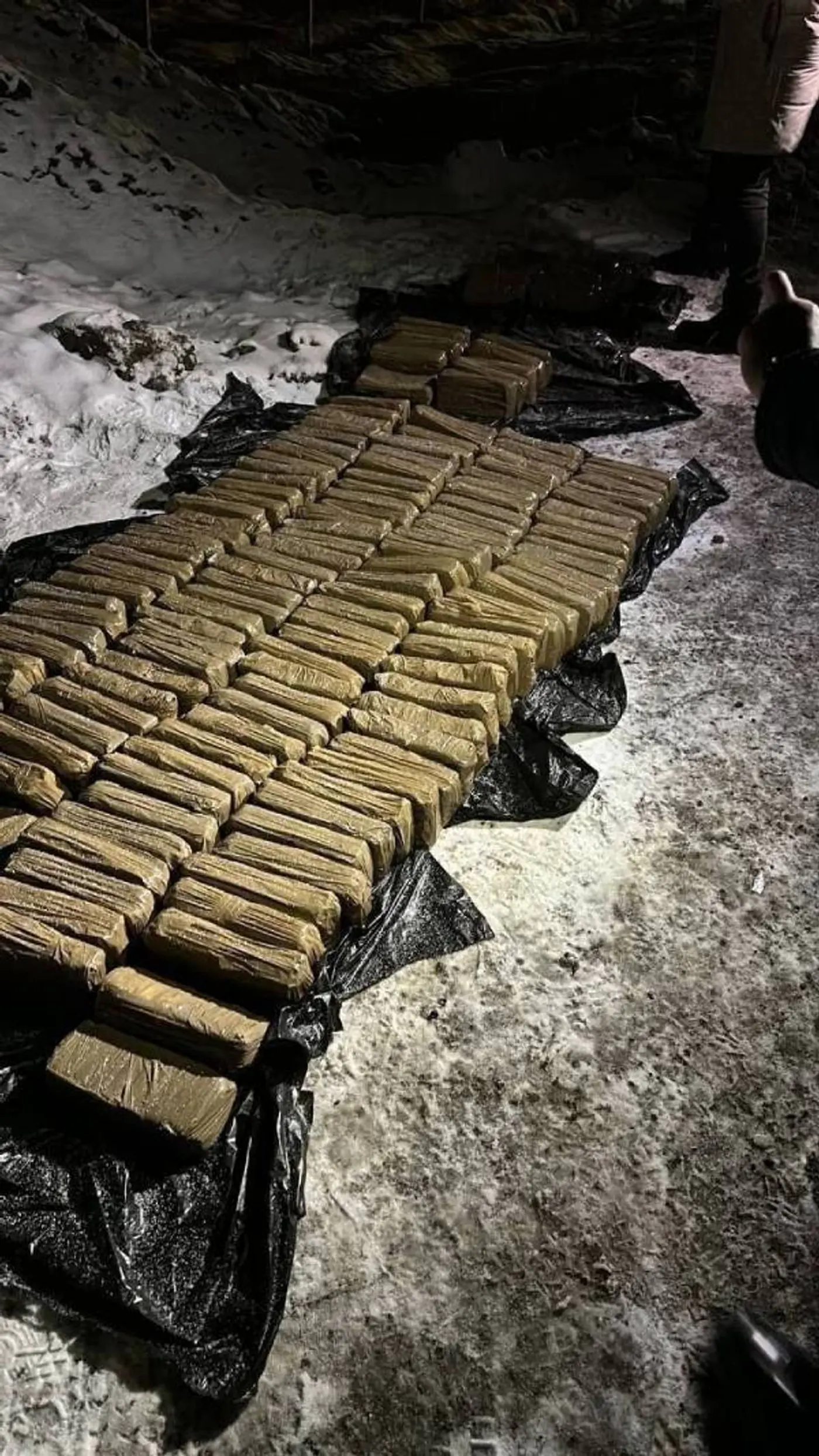Тайник под спальным местом: 140 кг гашиша нашли у дальнобойщика из Беларуси в России