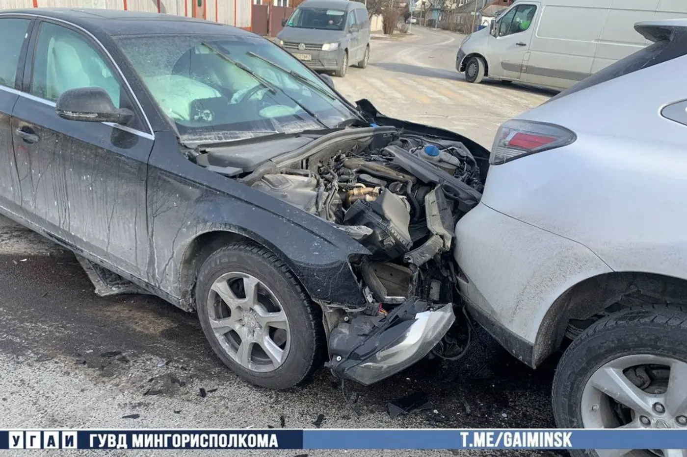 Audi не уступил дорогу, а Lexus влетел в столб – подробности ДТП в Минске