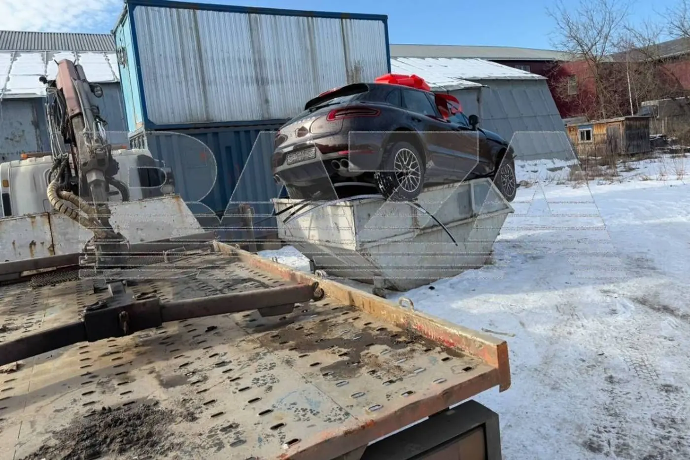 Муж выбросил Porsche Macan своей жены в мусорку: правда или ложь?
