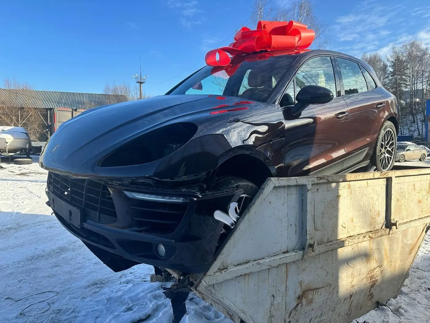 Муж выбросил Porsche Macan своей жены в мусорку: правда или ложь?