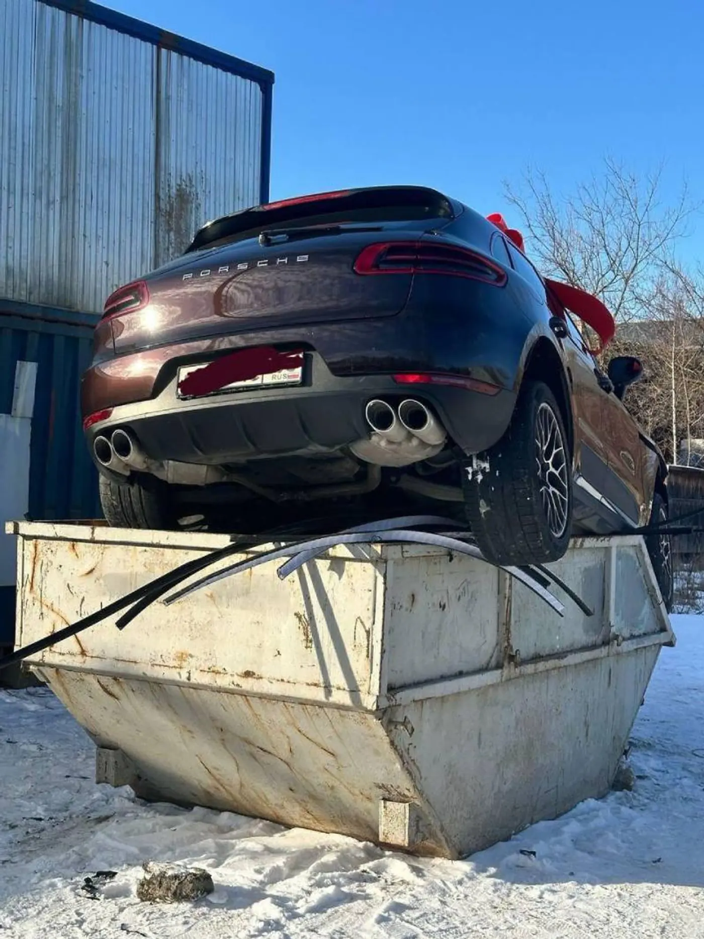 Муж выбросил Porsche Macan своей жены в мусорку: правда или ложь?