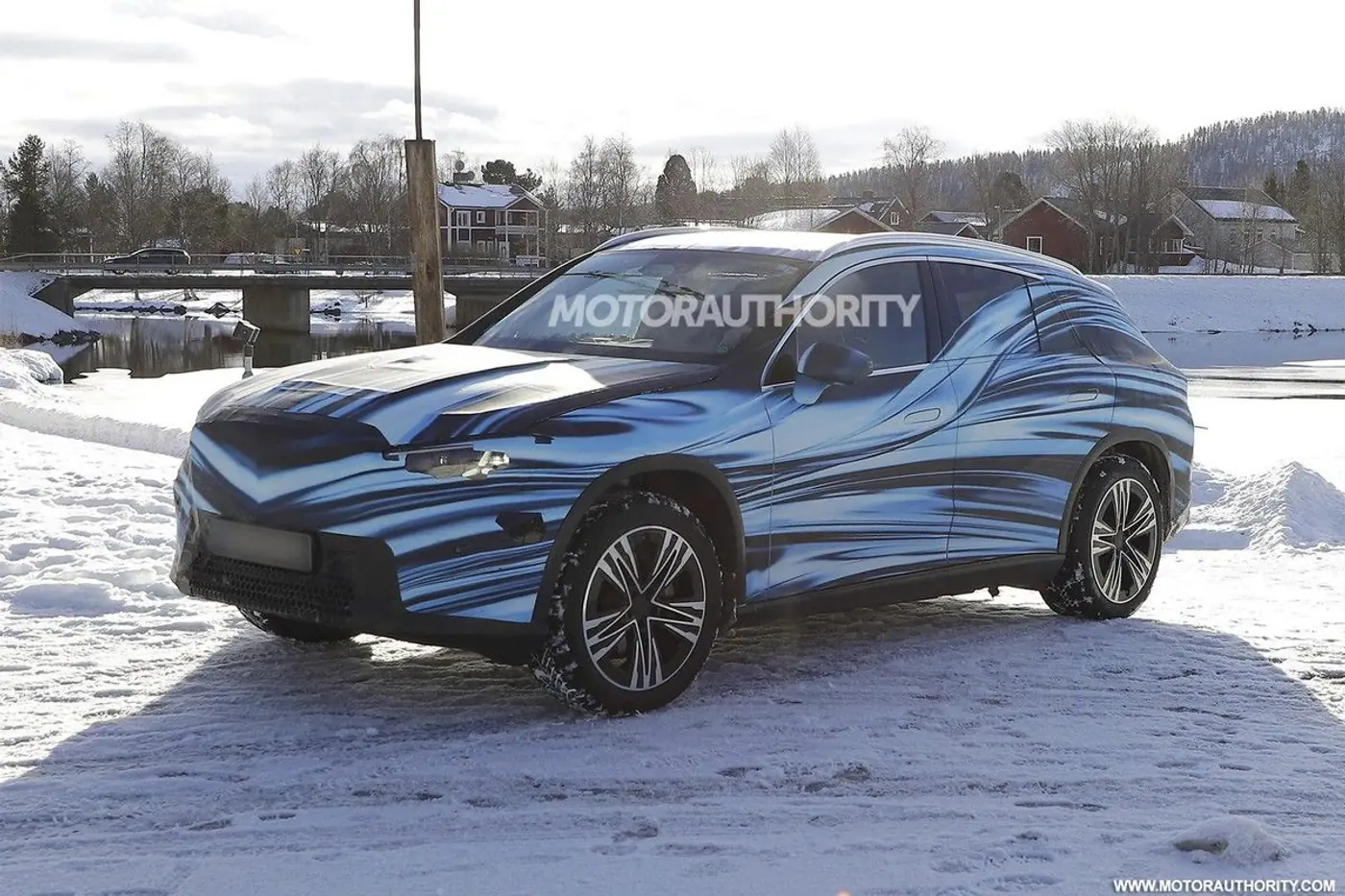 Электрокроссовер Mercedes-Benz GLC проходит зимние испытания