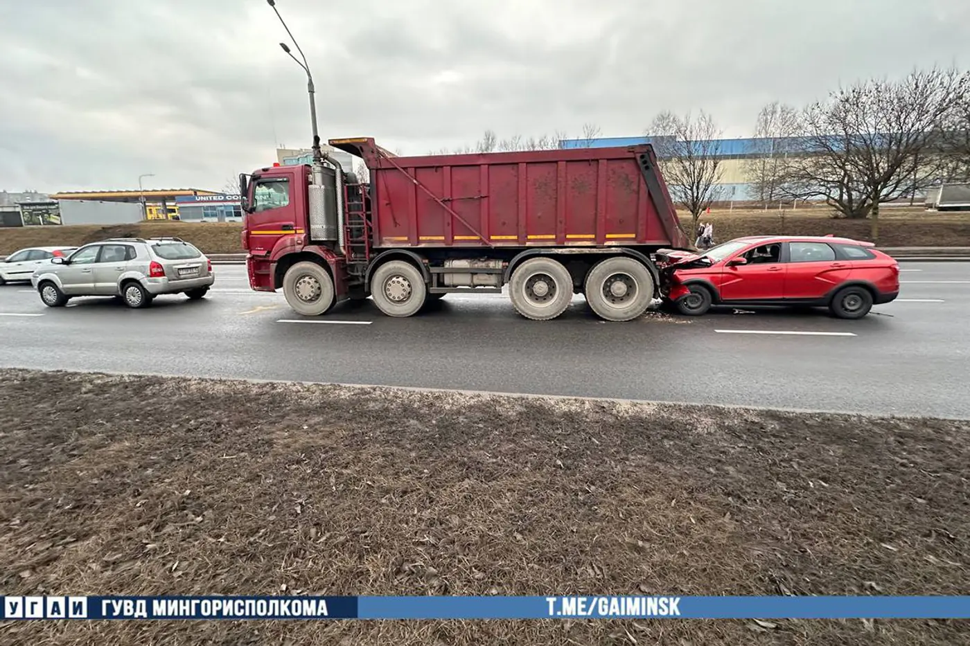 В Минске столкнулись Hyundai и КАМАЗ – к ним присоединилась LADA