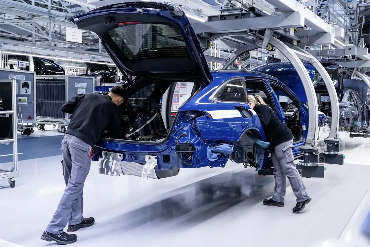 Аэродинамика лучше, багажник скромнее: рассказываем про новый универсал Audi A6 Avant