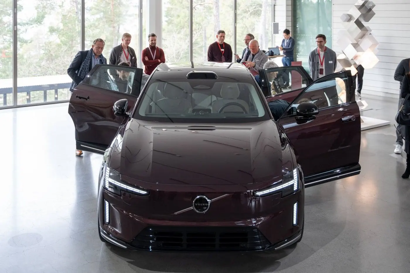 800 вольт и до 700 км без подзарядки: знакомимся с лифтбеком Volvo ES90