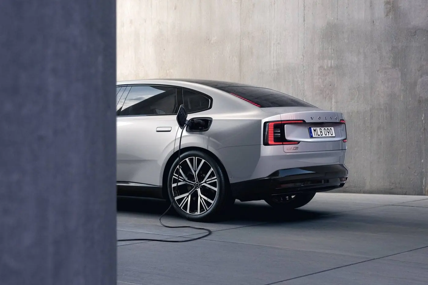 800 вольт и до 700 км без подзарядки: знакомимся с лифтбеком Volvo ES90