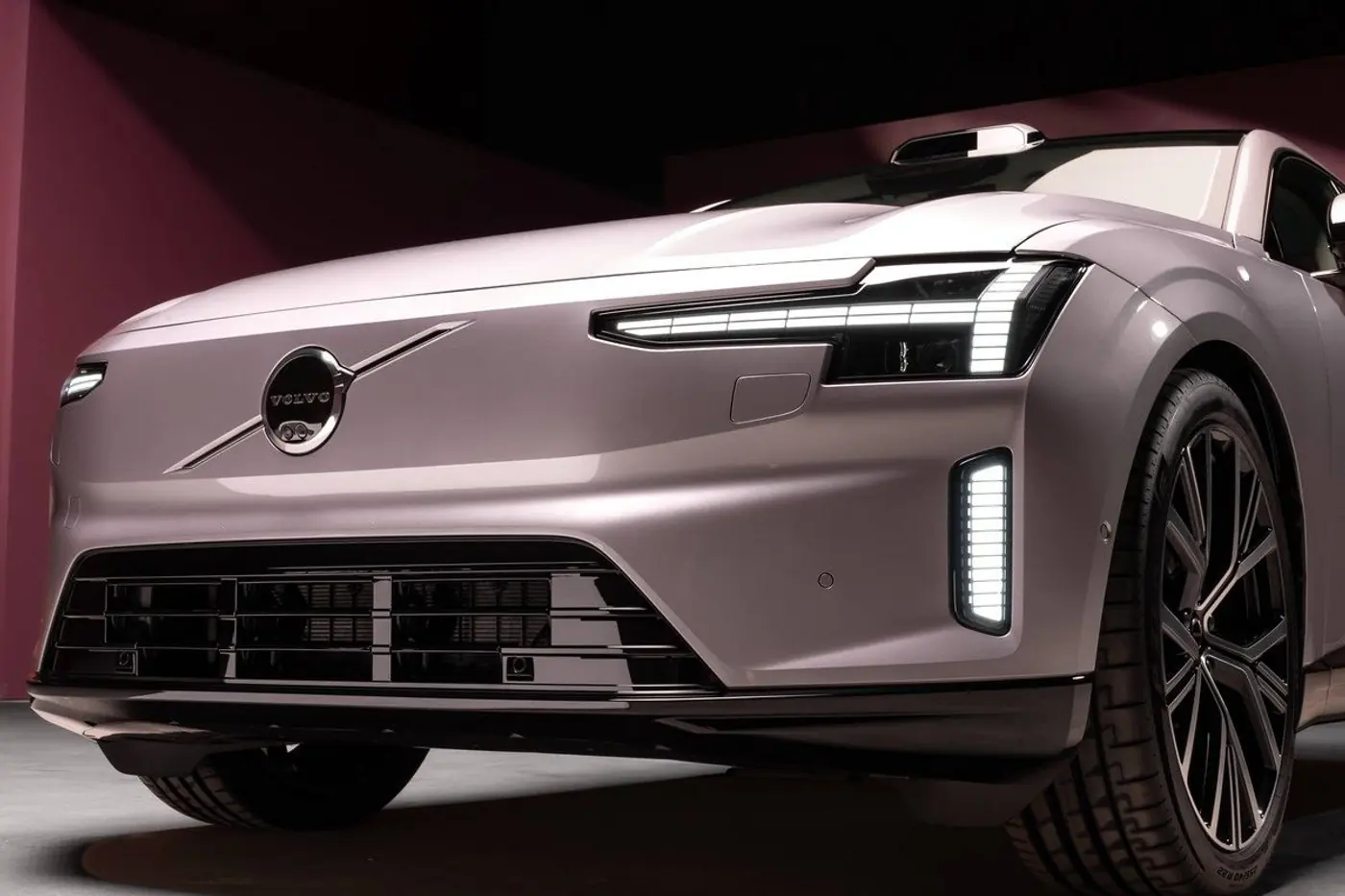 800 вольт и до 700 км без подзарядки: знакомимся с лифтбеком Volvo ES90