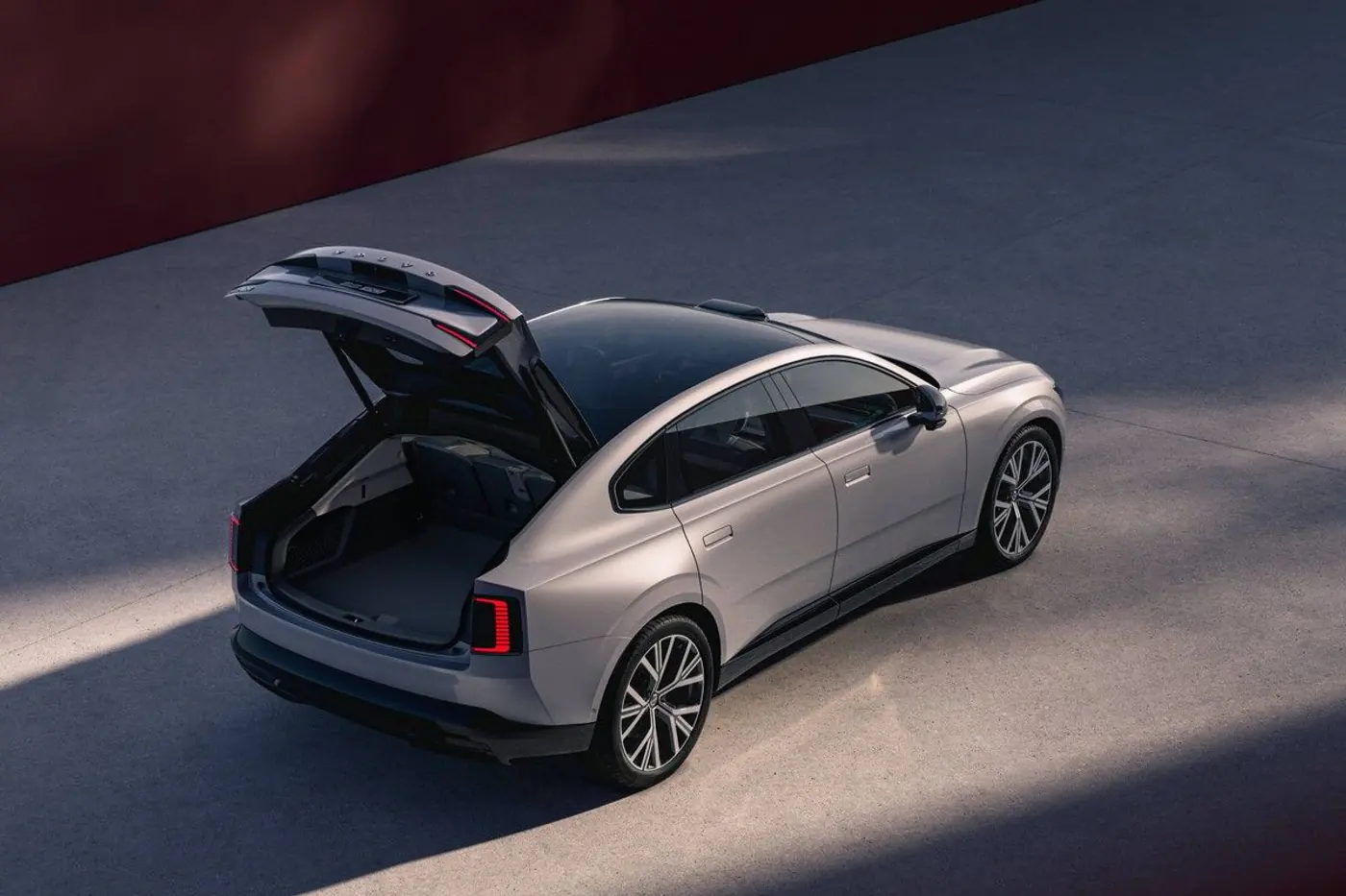 800 вольт и до 700 км без подзарядки: знакомимся с лифтбеком Volvo ES90