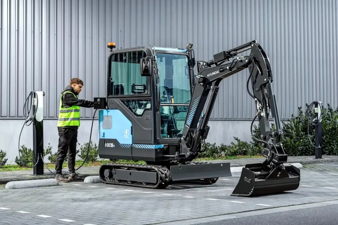Hyundai запускает в серию мини-электроэкскаватор HX19e