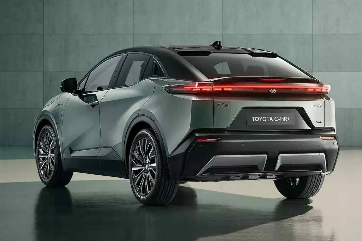 Toyota выпустила электрическую версию кроссовера CH-R