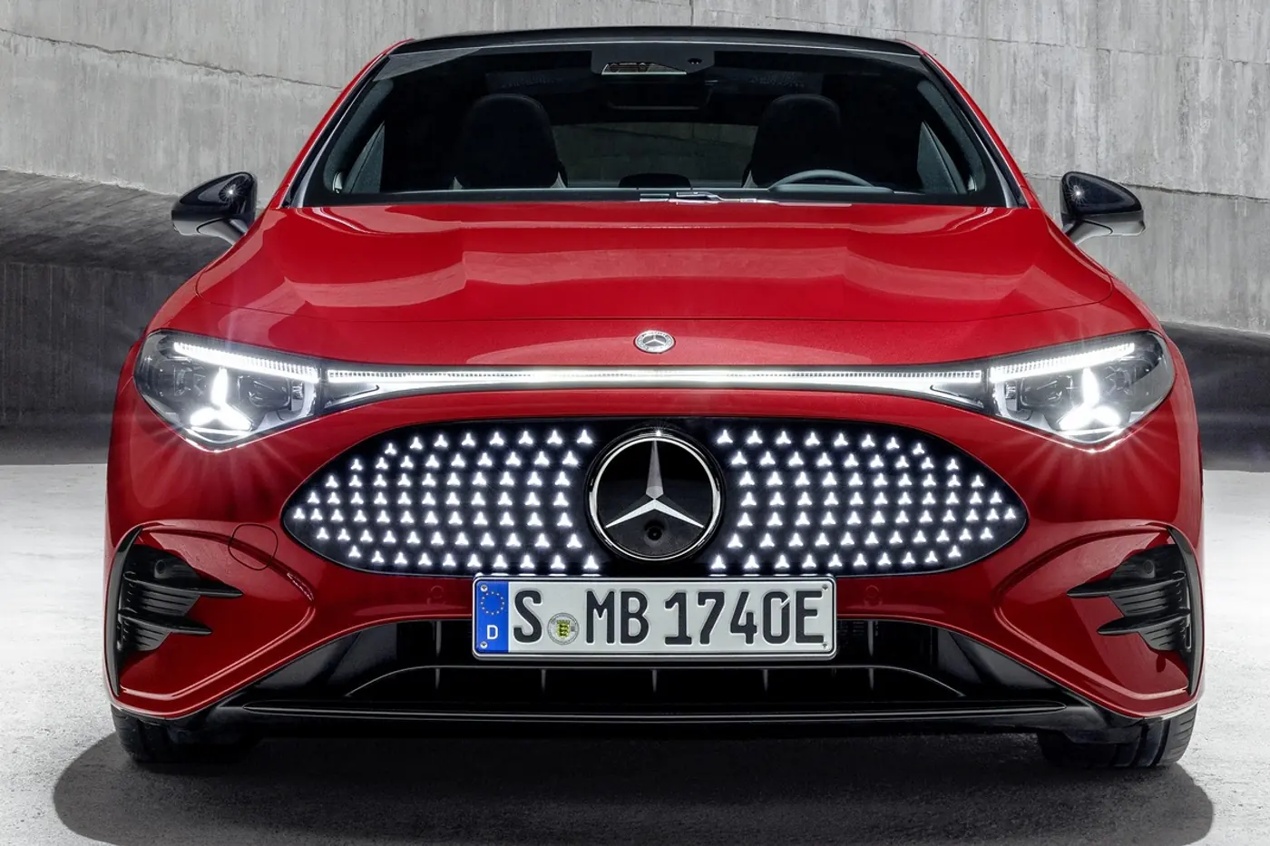 Украшенный звездами: новый седан Mercedes CLA стал электромобилем
