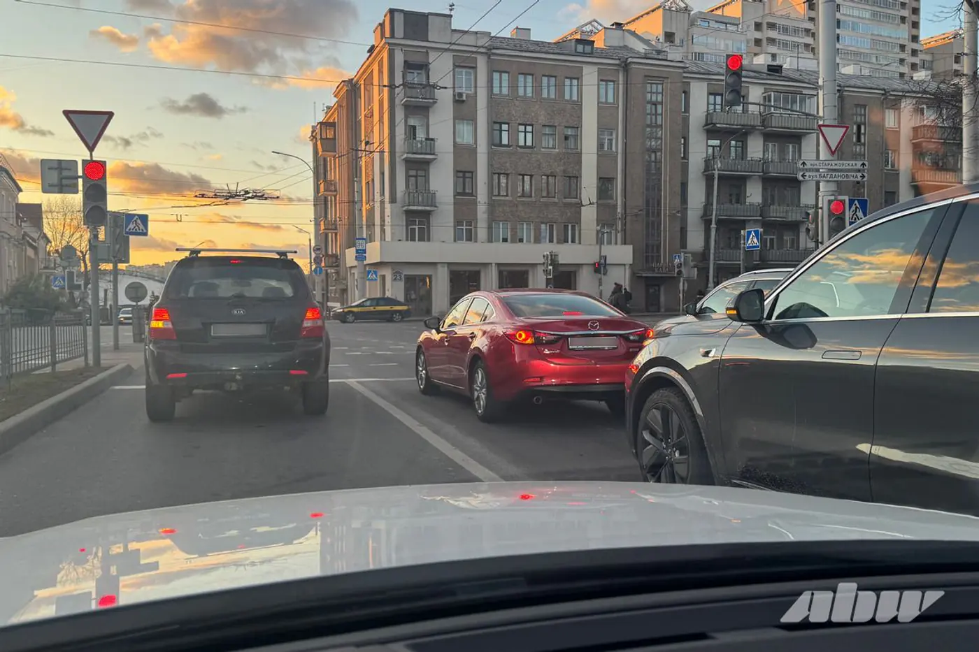 «Недержание» дистанции: проверяем, как быстрее ехать в городских условиях
