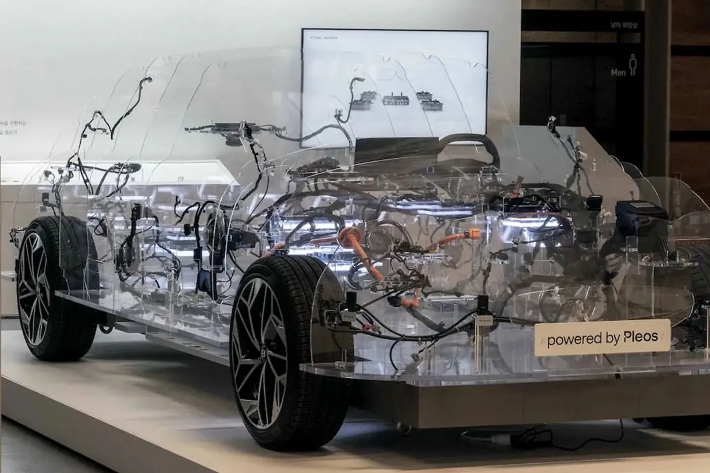 Компьютер на колесах: Hyundai презентует интеллектуальную платформу Pleos