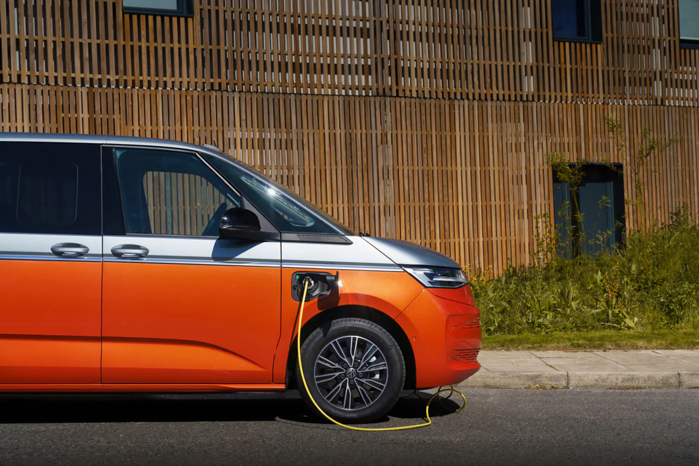 Multivan и Caddy получили гибридную силовую установку