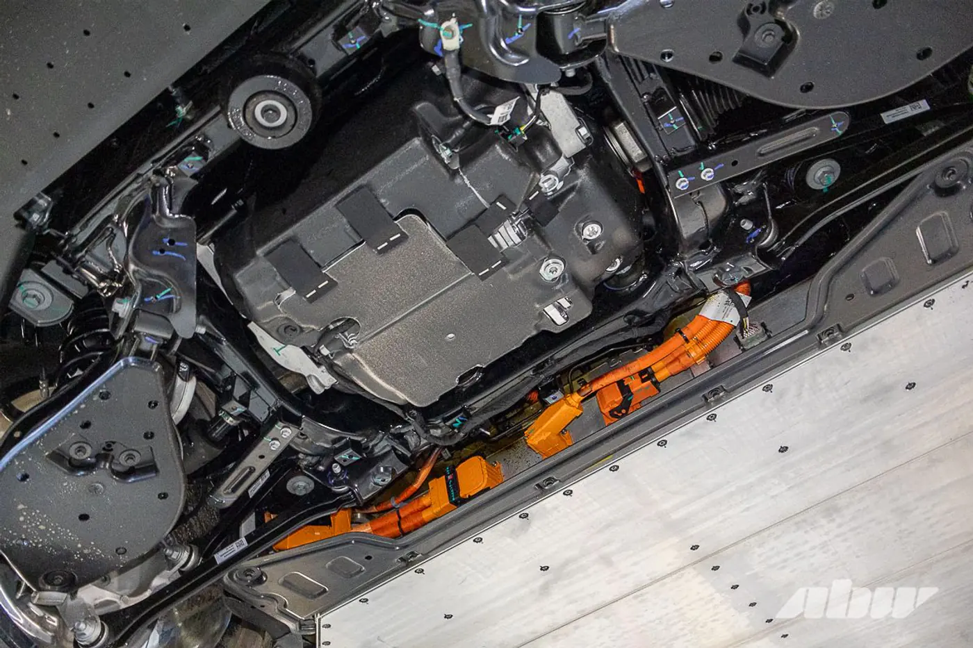 Интересные решения: «разборка» Geely E8