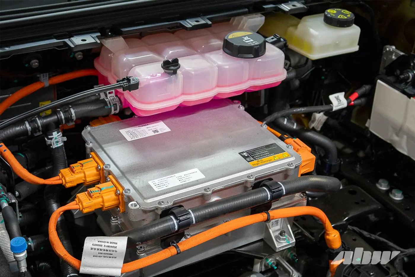 Интересные решения: «разборка» Geely E8