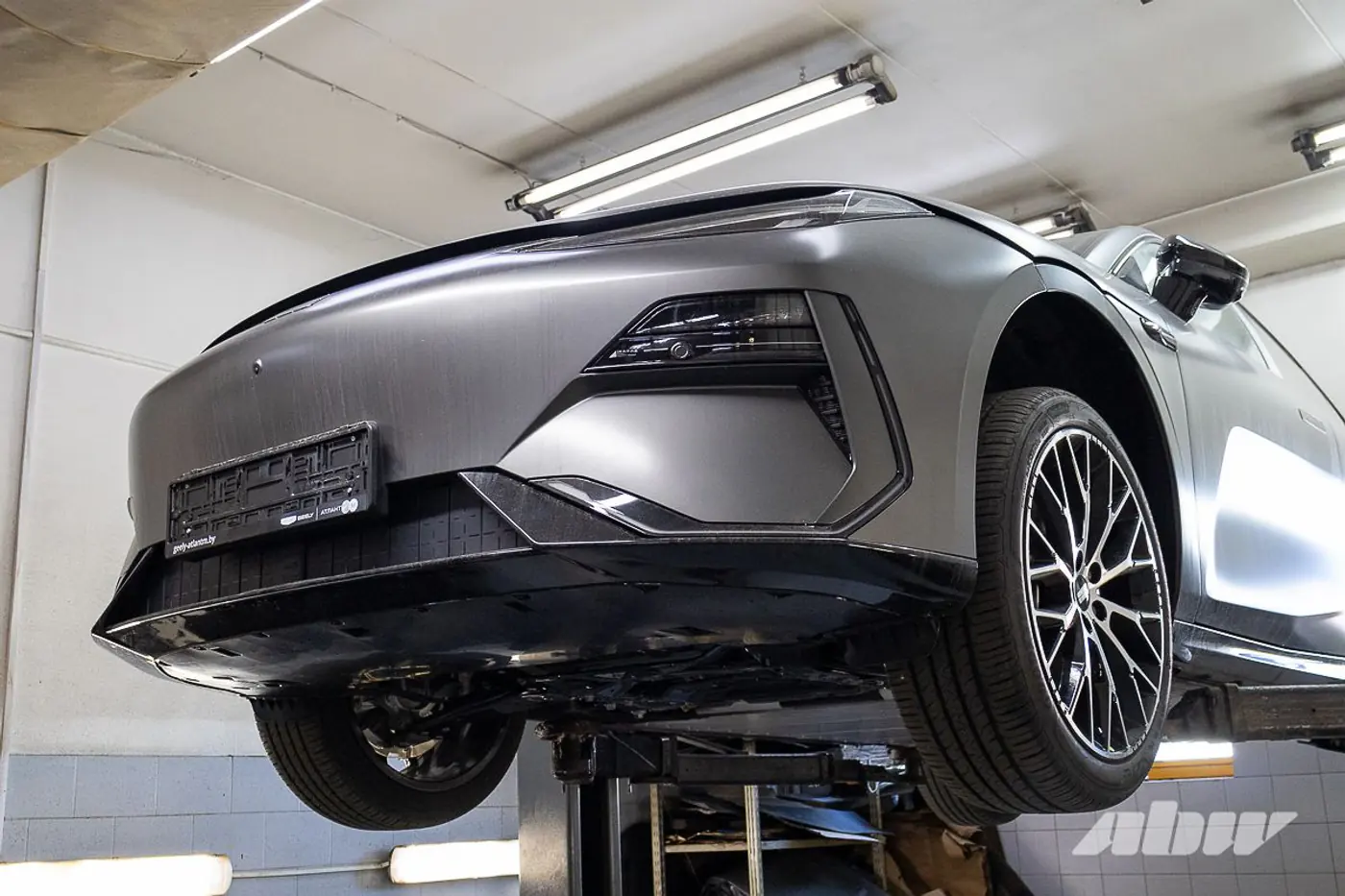 Интересные решения: «разборка» Geely E8